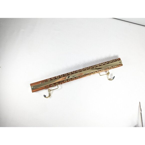 Vintage wood and brass tie rack made in Taiwan, 36 peg belt holder, wall hanging - Picture 2 of 9